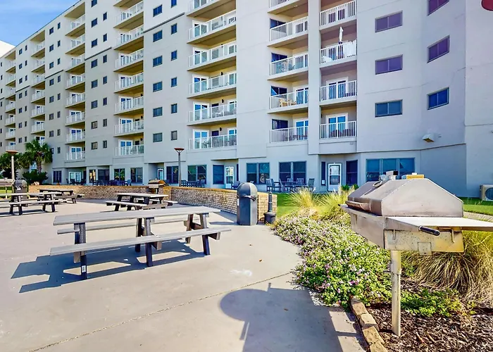 Beachview With Multiple Shared Pools Gym Hot Tub And Access Holiday home *