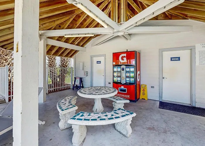 Beachview With Multiple Shared Pools Gym Hot Tub And Access Holiday home *