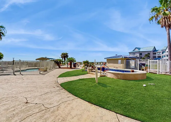 Beachview With Multiple Shared Pools Gym Hot Tub And Access Holiday home *
